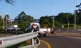 Người đàn ông ngồi 'vắt vẻo' bị văng khỏi thùng xe tải