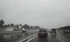 Xe container mất lái đâm tung dải phân cách khi đi trên cao tốc.