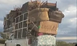 Bắt gặp chiếc xe bán tải chở 'cả ngồi nhà' trên lưng