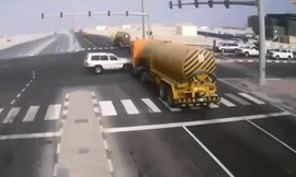 SUV đâm xe bồn bốc cháy dữ dội giữa giao lộ