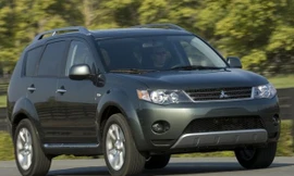 Mitsubishi Outlander nhập khẩu từ Nhật Bản bị triệu hồi do 2 lỗi cùng lúc.