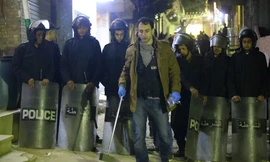 Cảnh sát Ai Cập trong một cuộc dò tìm thiết bị nổ.