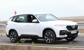 Ông James B.DeLuca chụp ảnh cùng chiếc VinFast Lux SA2.0 đầu tiên được sản xuất.