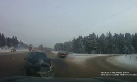 Ôtô mất lái trên đường tuyết gây tai nạn liên hoàn