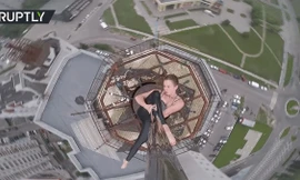 Sốc với clip vũ công nữ múa cột trên nóc tòa nhà 16 tầng