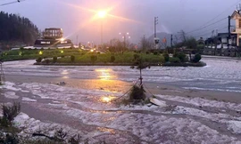 Mưa đá rơi trắng đường ở Sapa