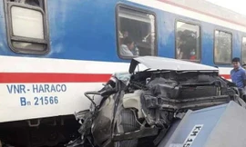 Ô tô chết máy mắc kẹt trên đường ray, bị tàu tông nát bét