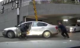 Gạt số bất cẩn khiến sedan trôi tự do, người phụ nữ bị xe ô tô chèn qua