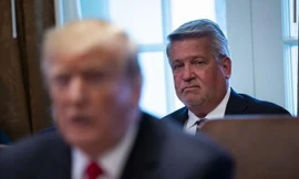 Hai quan chức cấp cao của Mỹ quyết định nộp đơn từ chức