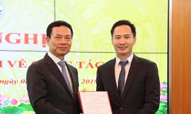 Bộ trưởng Nguyễn Mạnh Hùng trao quyết định và chúc mừng đồng chí Nguyễn Thiện Nghĩa.