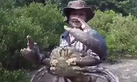 Người đàn ông dùng tay không bắt cua khổng lồ ở Australia