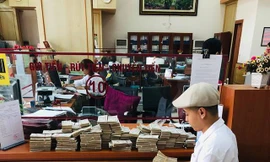 Mang 100.000 tờ tiền lẻ xếp kín 3 thùng đi gửi tiết kiệm có phải chơi ngông?