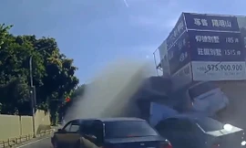 Xe tải hất tung hàng loạt ôtô đang dừng trên đường phố