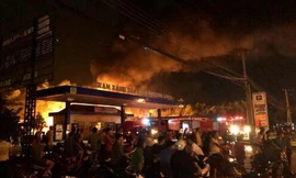 Đám cháy tại cây xăng Nam Phương Phong. Ảnh: Hoàng Anh.