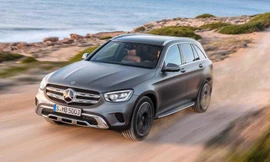 Phần đầu Mercedes-Benz GLC có cụm đèn pha nhỏ và sắc cạnh hơn.