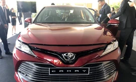 Toyota Camry 2019 xuất hiện ở Việt Nam, bản cũ khó bán?