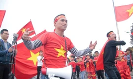 Hàng trăm CĐV chào đón tuyển Việt Nam trở về từ Asian Cup 2019