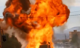 Xe tải gặp sự cố khiến hàng trăm bình ga nổ như bom giữa đường