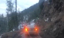 Đang đi trên đèo, ôtô bất ngờ rơi xuống vực.