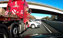 Tạt đầu xe kéo, ôtô nhận 'cái kết đắng'