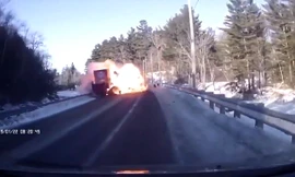 Xe Jeep phát nổ như bom vì đấu đầu container