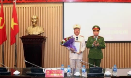 Đại tá Nguyễn Thanh Tùng, Phó Giám đốc CATP Hà Nội trao Quyết định bổ nhiệm chức danh Phó Thủ trưởng Cơ quan CSĐT CATP cho Thượng tá Đặng Việt Quảng.