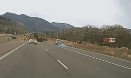 Máy ủi sang đường ẩu khiến ôtô Mazda lao vào công trường đang thi công