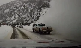 Khoảng khắc 'chết lặng' khi tuyết lở phủ kín ôtô đang đi trên xa lộ