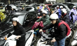 Khách đến mua xăng làm tắc cả đường Trần Hưng Đạo (Hà Nội)