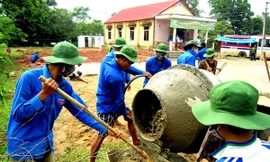 Bạn trẻ Đắk Lắk làm sân bóng chuyền