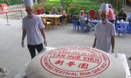 Chiếc bánh Pía nặng 306kg