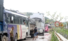 Nhiều lái xe phải chờ hang giờ