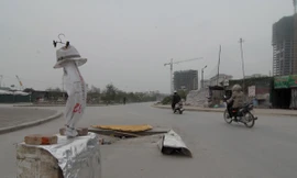 Những tấm biển cảnh báo lập dị được dựng lên tại các con đường trong khu tái định cư