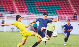 Một pha bóng trong trận Thanh Hóa (vàng) gặp Khánh Hòa tại Vietbank Cup. Ảnh: SMT