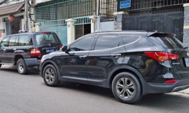 Xe biển xanh chở cảnh sát tới nhà cựu phó chủ tịch tỉnh Bình Thuận