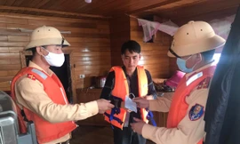 Phát áo phao và khẩu trang cho các thuyền viên tại cửa biển Ba Lăng, giáp ranh Hải Phòng và Quảng Ninh