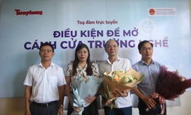 Phó Tổng biên tập Báo Tiền Phong Phùng Công Sưởng (bìa trái) tặng hoa các khách mời tham gia toạ đàm sáng 24/6. Ảnh: Duy Phạm