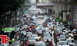 [VIDEO] Hà Nội 12 độ C, người dân chật vật đi làm trong mưa lạnh