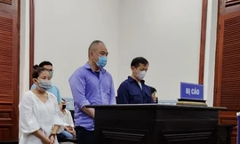 Hai cán bộ Hải quan TPHCM để lọt hơn 200 máy tính xách tay nhập lậu 