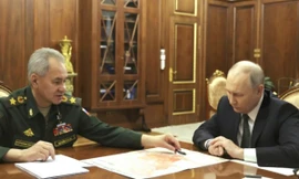 Tổng thống Nga Vladimir Putin trong cuộc họp với Bộ trưởng Quốc phòng Sergei Shoigu. (Ảnh: Sputnik)