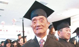 Cụ ông 93 tuổi tốt nghiệp đại học bằng kép