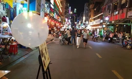 ‘Đóng cửa’ các hàng quán bán bóng cười, lấn chiếm phố đi bộ Bùi Viện 