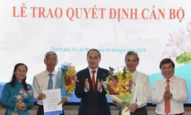 Trao quyết định phê chuẩn hai Phó Chủ tịch UBND TPHCM 