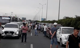 Cao tốc Long Thành kẹt nhiều giờ, dân phá dải phân cách đi bộ về TPHCM