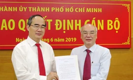 Ông Phan Nguyễn Như Khuê (phải) nhận quyết định bổ nhiệm làm Trưởng ban Tuyên giáo Thành ủy TPHCM từ Bí thư Thành ủy Nguyễn Thiện Nhân
