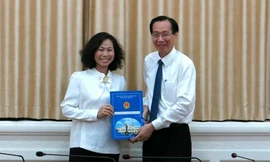 Phó Chủ tịch Thường trực UBND TPHCM Lê Thanh Liêm trao quyết định cho bà Trần Thị Bích Liên
