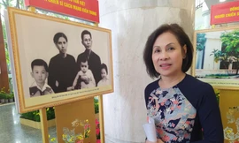 Các đồng chí lãnh đạo, đại biểu và gia đình chụp ảnh lưu niệm tại hội thảo. (Ảnh: Trần Nguyễn Anh) 