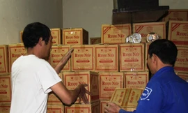 'Phù phép' hơn 10.000 lít rượu độc thành rượu an toàn