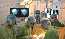 Một ca phẫu thuật cột sống thắt lưng cho bệnh nhân Ảnh: TTXVN