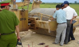 Tai nạn hy hữu: Xe lu cán chết bé 7 tuổi